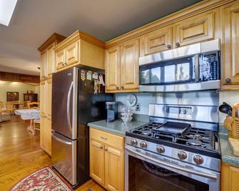 Robbinsville Vacation Rental w/ Covered Balcony - Robbinsville - Kitchen