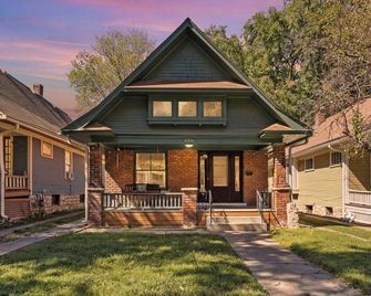 KC Nest - Mins from Plaza + Streetcar + Parking! - 堪薩斯城 - 建築