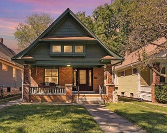 KC Nest - Mins from Plaza + Streetcar + Parking! - Kansas City - Building