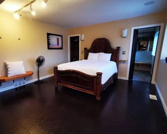 Three Bedroom Three Bath Penthouse with Sauna & Exercise/Office Space - Windsor - Bedroom