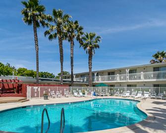 Motel 6 Santa Maria - South - Santa Maria (Verenigde Staten) - Zwembad