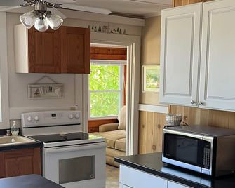 Great location 2 minutes Walking to downtown and to the lake - Fish Creek - Kitchen