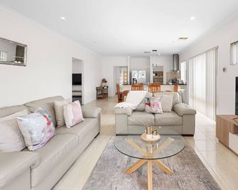 Modern and Spacious in Alkimos - Alkimos - Sala de estar
