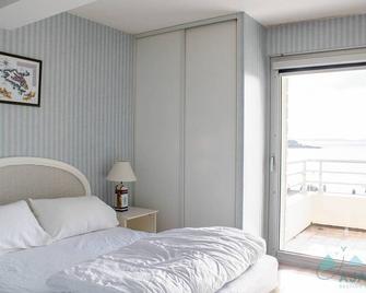 505 - A ERQUY, située en bordure de la plage du centre, à 800m des commerces - Erquy - Camera da letto