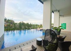 Breeze Apartments at Bintaro by OkeStay - Tangerang - Piscina
