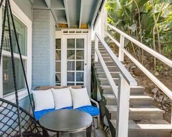 Casaviva Play - 3br 1ba, Private Deck & City Views, Firepit, Kids Playset - Walk to Hillcrest & North Park, Near Zoo, Seaworld & Beaches - San Diego - Patio