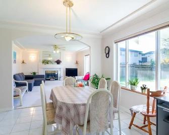 Great Guest Suite in a Gorgeous House - New Westminster - Dining room