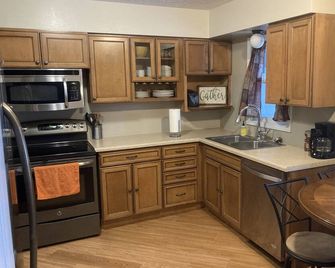 3 bedroom, 2 bath in a quiet neighborhood. Newly remodeled side of a duplex. - Grand Island - Keuken