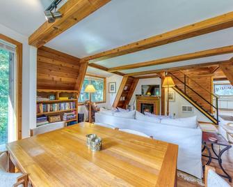 Charming, Two-Level A-Frame with Balcony - Close to Golf & Mt. Hood Skiing - Welches - Restaurant