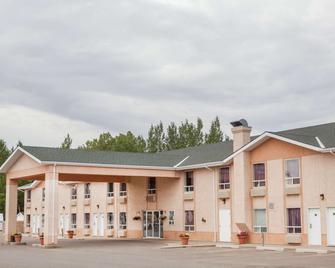 Super 8 by Wyndham Taber AB - Taber - Building