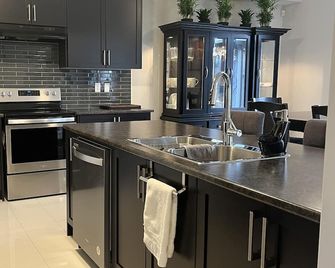 Spacious ,comfy house less than 15 mins drive to Niagara Falls and Outlet Mall. - Thorold - Kitchen