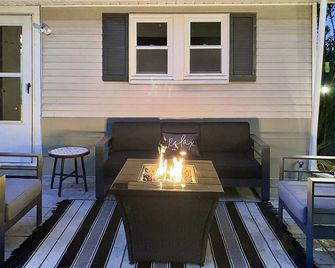 Luxe Mountain Getaway, Fire Pit,Arcade, Hot Tub, Near Lake Minnewaska - Kerhonkson - Patio