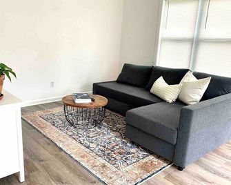 Classy vacay stay at Swansboro - Swansboro - Living room