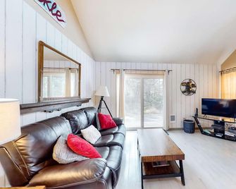 Charming Beach House with Unique Decorations & Nearby Beach Access - Pacific City - Soggiorno