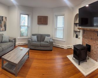 Spacious 4BR Home w/ Nursery + 1st-Floor Bed & Bath, Off-Street Parking. - Phoenixville - Obývací pokoj