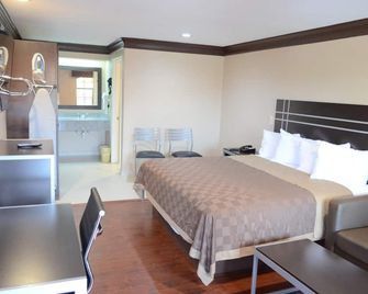 Regency Inn & Suites - האמבל - חדר שינה