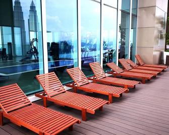 Rooftop Pool Klcc View At Face Suite Kl - Kuala Lumpur - Pati