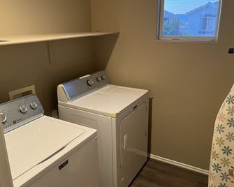 Full home for your family! less than 20 min from Las Vegas Strip. - Henderson - Business centre