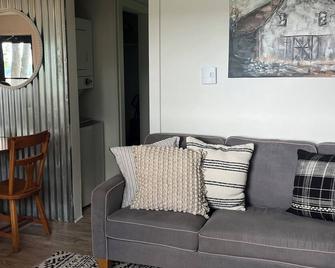 Cozy cabin for getaway! On a beautiful lake, 1 mile from Trollhaugen - Osceola - Living room