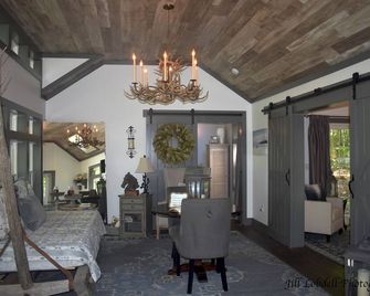 The Bear's Cottage on Mirror Lake Drive, Lake Placid, New York - Lake Placid - Living room