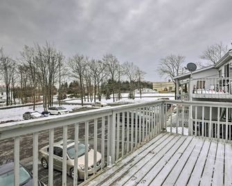 Near Mt Airy Casino Mount Pocono Condo with Balcony - Mt Pocono - Balcony