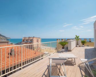 Hotel Continental - Pietra Ligure - Varanda