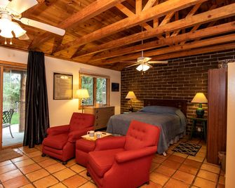 Serenity by the River: Romantic Cabin with Fireplace in San Miguel County, New Mexico - Pecos - Living room