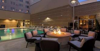 DoubleTree by Hilton Evansville - Evansville - Pool
