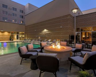 DoubleTree by Hilton Evansville - אבנסוויל - בריכה