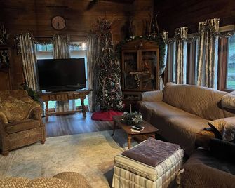 Family friendly 3-bedroom farmhouse in the Tennessee Valley near Fayetteville - Fayetteville - Sala de estar