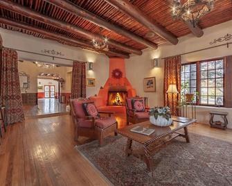 Blue Sky Bed & Breakfast at the historic San Geronimo Lodge is 18 bdr property - Taos - Salon