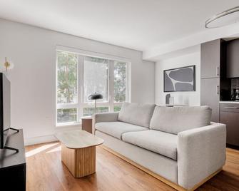 Stylish Bellevue Jr 1BR w/ Gym & Bike Storage, nr Park, by Blueground - Bellevue - Living room