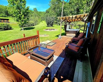 Charming, quiet cabin with NEW private hot tub! - Confluence - Balcón