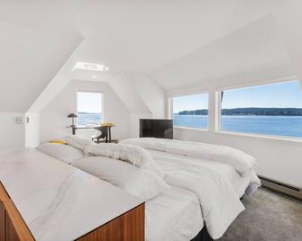 Beachfront Historical Home in University Place! - University Place - Bedroom