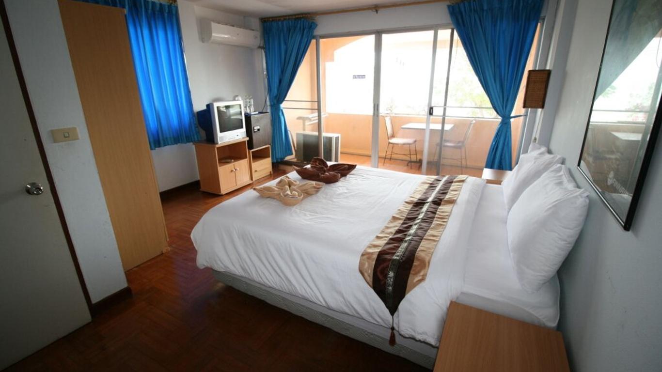 Beachfront Hotel Cha Am