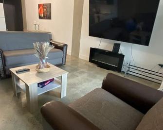 Modern condo within Epicenter of Brooklyn - Brooklyn - Sala de estar