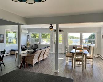 Secluded waterfront house to relax or enjoy water activities from private pier - Stratford - Bedroom
