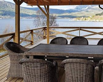 8 person holiday home in Svelgen - Svelgen - Balcón