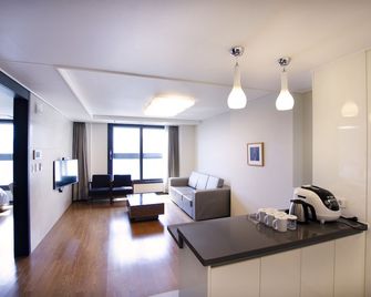 Plea De Blanc Hotel & Residence - Busan - Living room