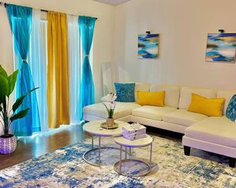 Cozy, Modern Two Bedroom Suite. Home Away From Home - North Lauderdale - Living room