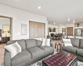 Spacious NEW 2 bed 2 bath apt by Downtown Spokane - Spokane - Living room