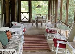 Red Creek Vacation 2 houses with hot tub Located in Wiggins, Ms - Perkinston - リビングルーム