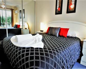 Key Largo Holiday Apartments - Burleigh Heads - Bedroom