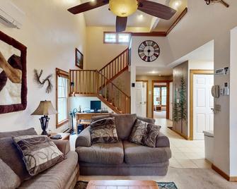 Tree-lined townhome with private deck - close to skiing & waterpark - Tannersville - Sala de estar