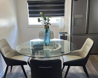 Charming 2-bedroom house with AC, WiFi near Expo Center & Downtown Edmonton - Edmonton - Dining room