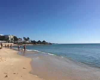 The sea right at your feet near the city center - Hammamet - Plage
