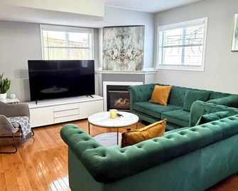 Luxury 2 bedroom furnished Basement in NW Calgary - Calgary - Oturma odası