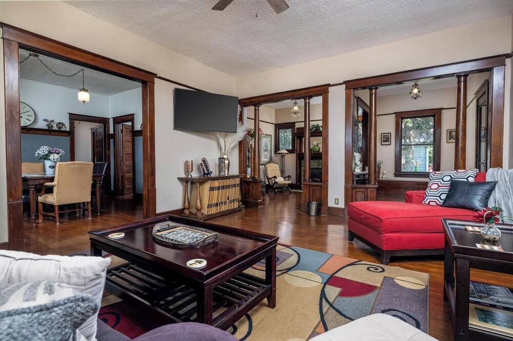 Broadview Manor