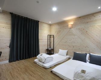 Changwon Jinhae Yongwon Nature Hotel Busan New Port Branch - Changwon - Bedroom