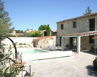 Stone Provençal farmhouse in Lacerisay with a large pool. - Gordes - Piscina
